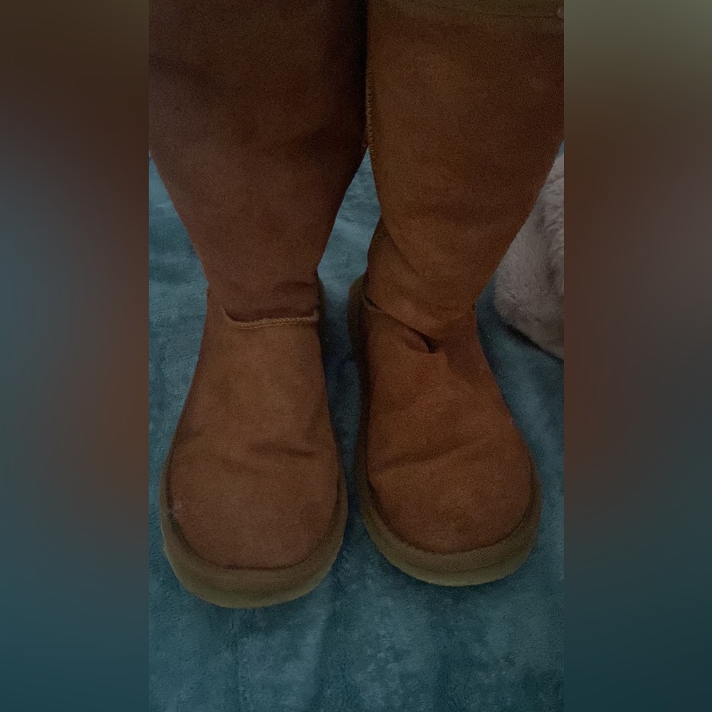 Womens 9 UGG boots